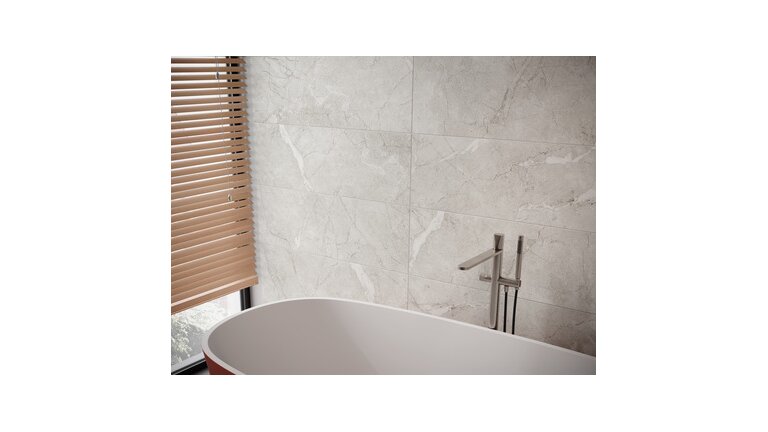 Badezimmer mit weißen Fliesen im Marmor Design
